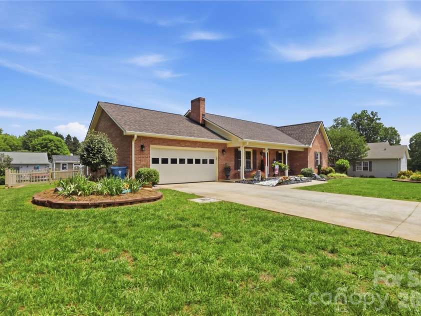 4 Fox Ridge Drive, Granite Falls, NC 28630.  MLS# CAR4387369, YatesRealty ID 38283. 