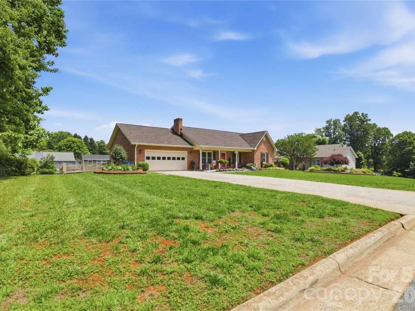 4 Fox Ridge Drive, Granite Falls, NC 28630.  MLS# CAR4387369, YatesRealty ID 38283. 