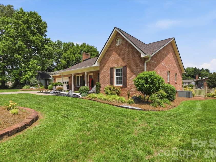 4 Fox Ridge Drive, Granite Falls, NC 28630.  MLS# CAR4387369, YatesRealty ID 38283. 