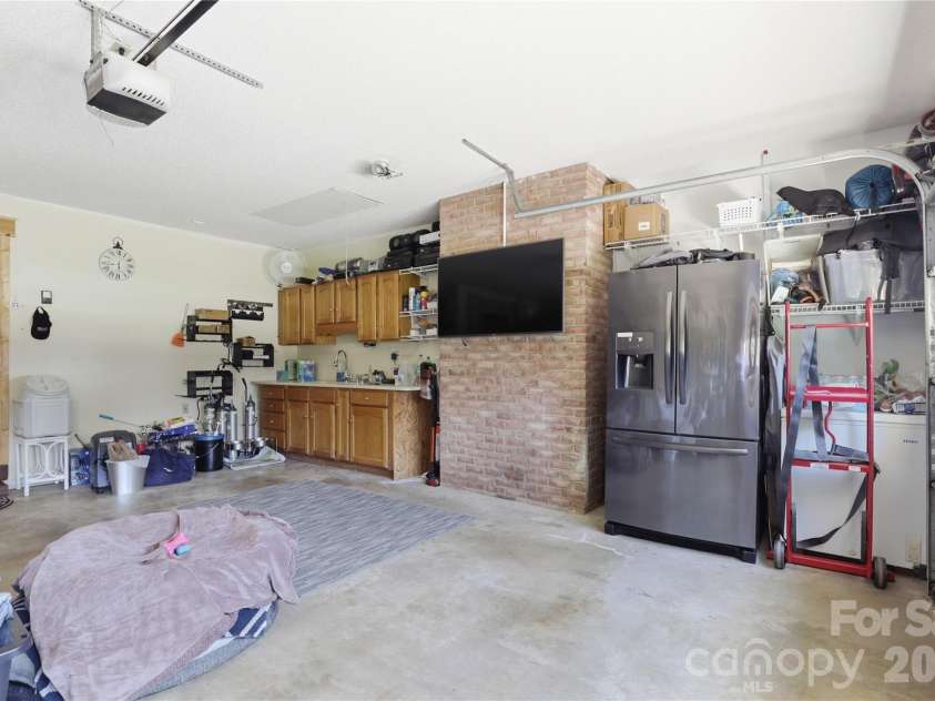 4 Fox Ridge Drive, Granite Falls, NC 28630.  MLS# CAR4387369, YatesRealty ID 38283. 