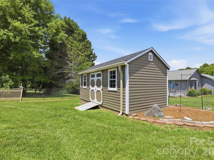 4 Fox Ridge Drive, Granite Falls, NC 28630.  MLS# CAR4387369, YatesRealty ID 38283. 
