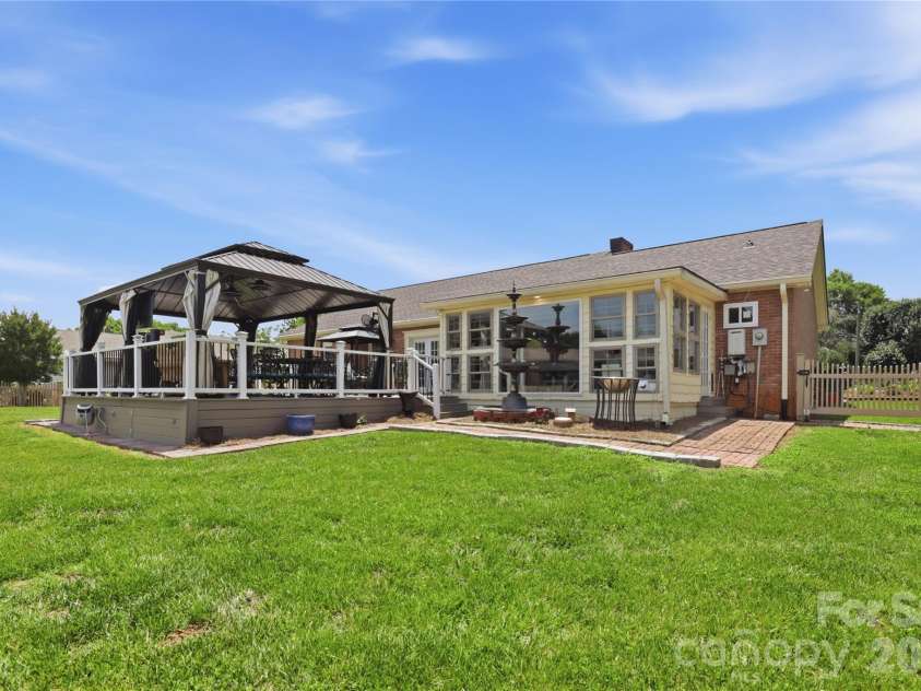 4 Fox Ridge Drive, Granite Falls, NC 28630.  MLS# CAR4387369, YatesRealty ID 38283. 