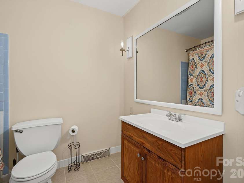 115 Bent Creek Ranch Road, Asheville, NC 28806.  MLS# CAR4401912, YatesRealty ID 38284. Hall bath