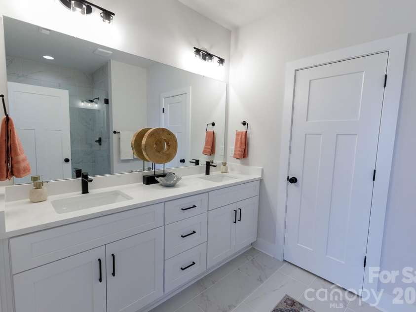 3014 Khan Park Drive, Charlotte, NC 28206.  MLS# CAR4346085, YatesRealty ID 38285. 