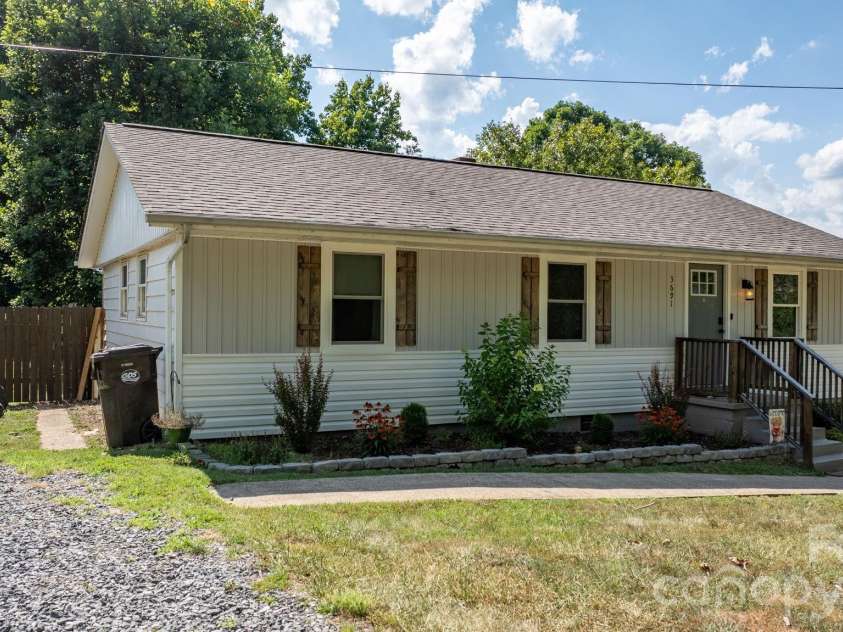 3691 Vantage Heights Circle, Lenoir, NC 28645.  MLS# CAR4401911, YatesRealty ID 38287. 