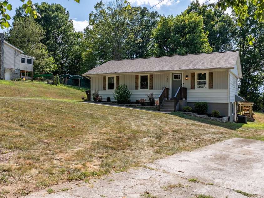 3691 Vantage Heights Circle, Lenoir, NC 28645.  MLS# CAR4401911, YatesRealty ID 38287. 