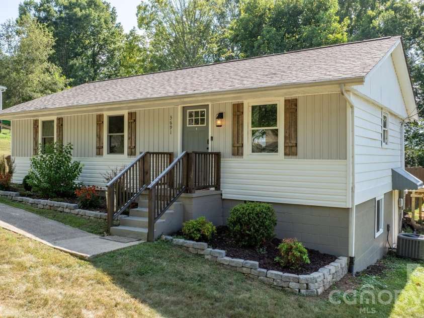 3691 Vantage Heights Circle, Lenoir, NC 28645.  MLS# CAR4401911, YatesRealty ID 38287. 