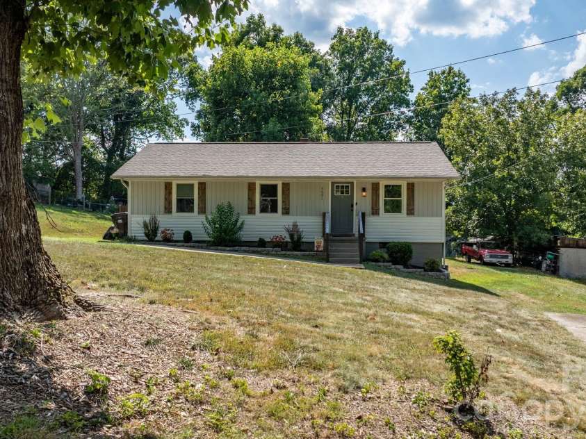 3691 Vantage Heights Circle, Lenoir, NC 28645.  MLS# CAR4401911, YatesRealty ID 38287. 