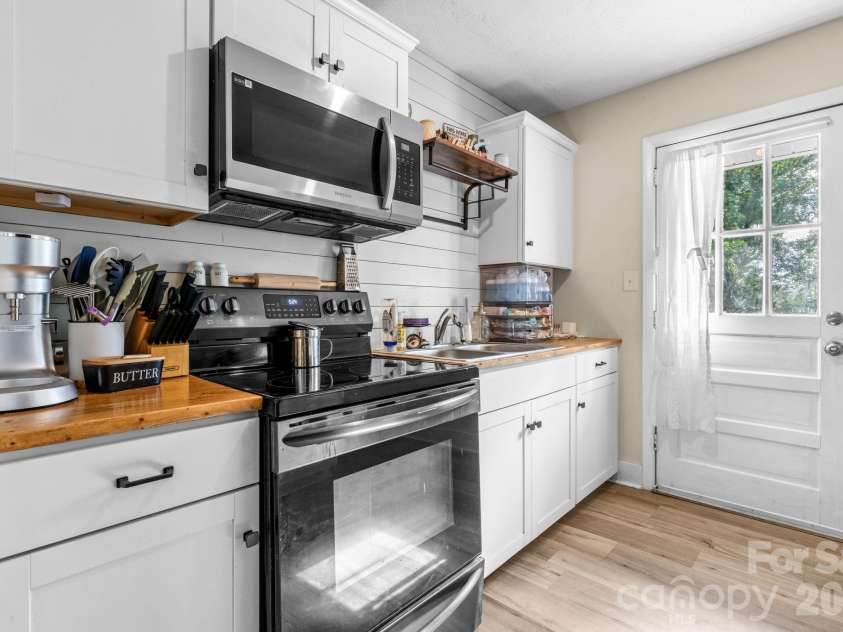 3691 Vantage Heights Circle, Lenoir, NC 28645.  MLS# CAR4401911, YatesRealty ID 38287. 