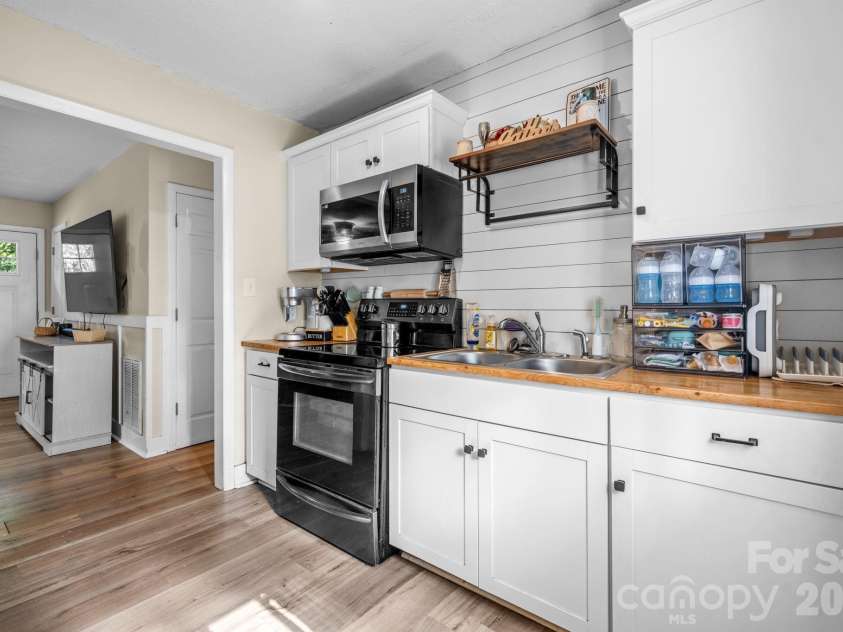 3691 Vantage Heights Circle, Lenoir, NC 28645.  MLS# CAR4401911, YatesRealty ID 38287. 