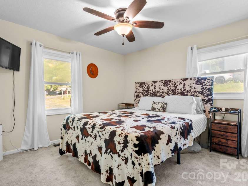 3691 Vantage Heights Circle, Lenoir, NC 28645.  MLS# CAR4401911, YatesRealty ID 38287. 