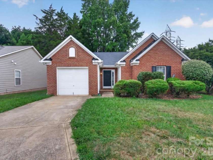 9207 Amy Drive, Charlotte, NC 28213.  MLS# CAR4401738, YatesRealty ID 38289. 