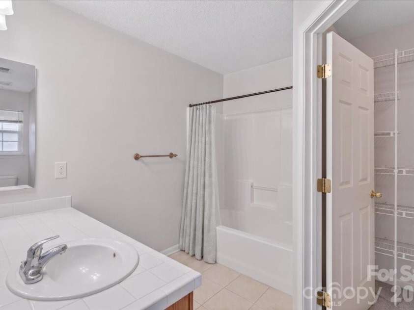 9207 Amy Drive, Charlotte, NC 28213.  MLS# CAR4401738, YatesRealty ID 38289. 