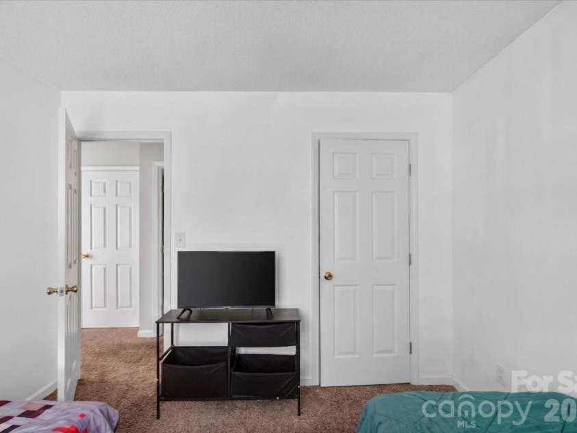 9207 Amy Drive, Charlotte, NC 28213.  MLS# CAR4401738, YatesRealty ID 38289. 
