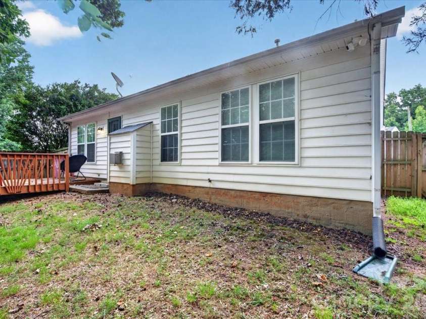 9207 Amy Drive, Charlotte, NC 28213.  MLS# CAR4401738, YatesRealty ID 38289. 