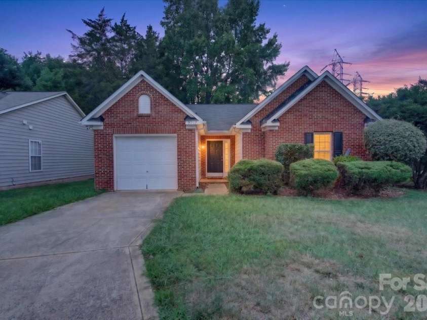 9207 Amy Drive, Charlotte, NC 28213.  MLS# CAR4401738, YatesRealty ID 38289. 