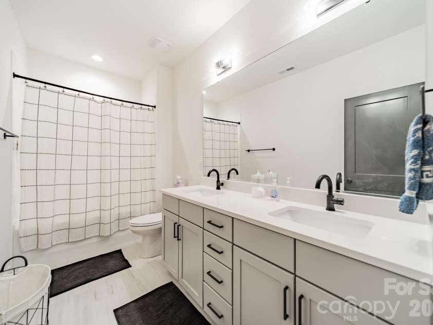 608 Ambassador Street, Charlotte, NC 28208.  MLS# CAR4342257, YatesRealty ID 3829. Guest Bath