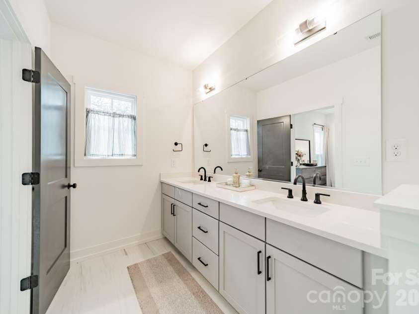 608 Ambassador Street, Charlotte, NC 28208.  MLS# CAR4342257, YatesRealty ID 3829. Primary Bathroom