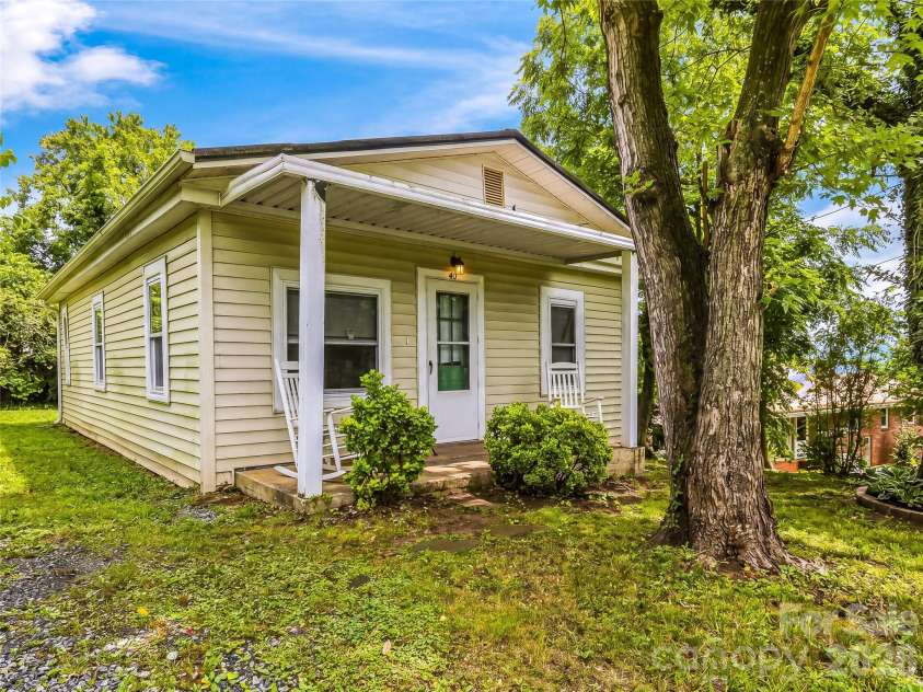 40 Mulberry Street, Asheville, NC 28804.  MLS# CAR4405091, YatesRealty ID 38290. 