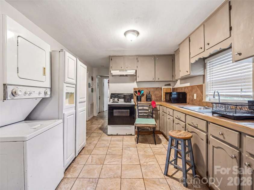 40 Mulberry Street, Asheville, NC 28804.  MLS# CAR4405091, YatesRealty ID 38290. 