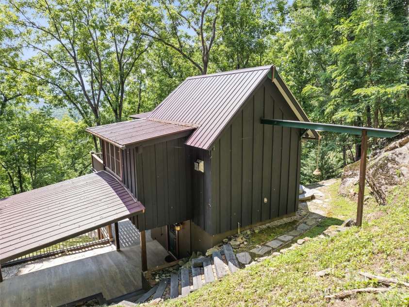 145 Hiaway Trail, Clyde, NC 28721.  MLS# CAR4401337, YatesRealty ID 38295. 