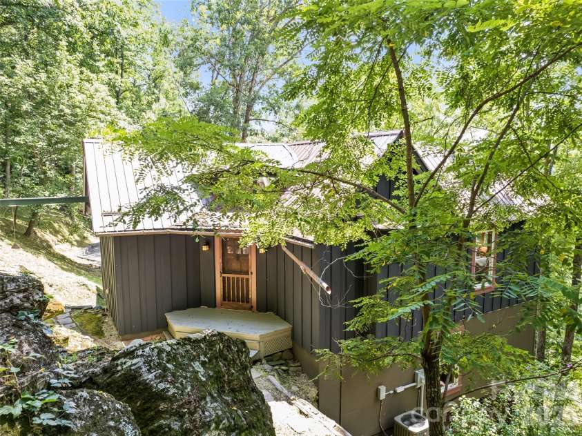 145 Hiaway Trail, Clyde, NC 28721.  MLS# CAR4401337, YatesRealty ID 38295. 