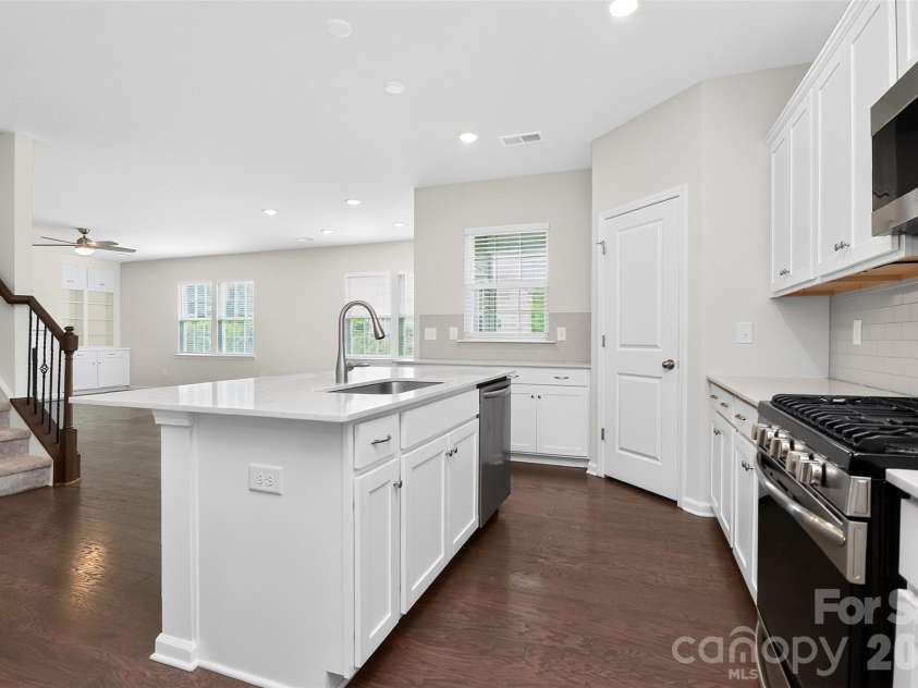 17504 Terryglass Lane, Charlotte, NC 28278.  MLS# CAR4397846, YatesRealty ID 38296. Kitchen