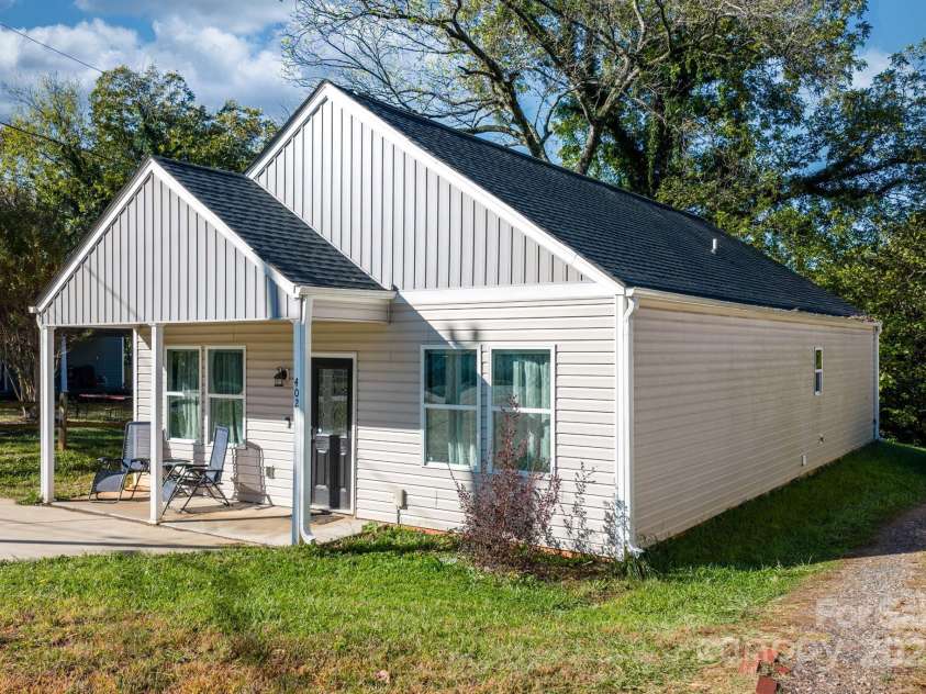 402 2nd Street, Hickory, NC 28602.  MLS# CAR4304889, YatesRealty ID 383. 