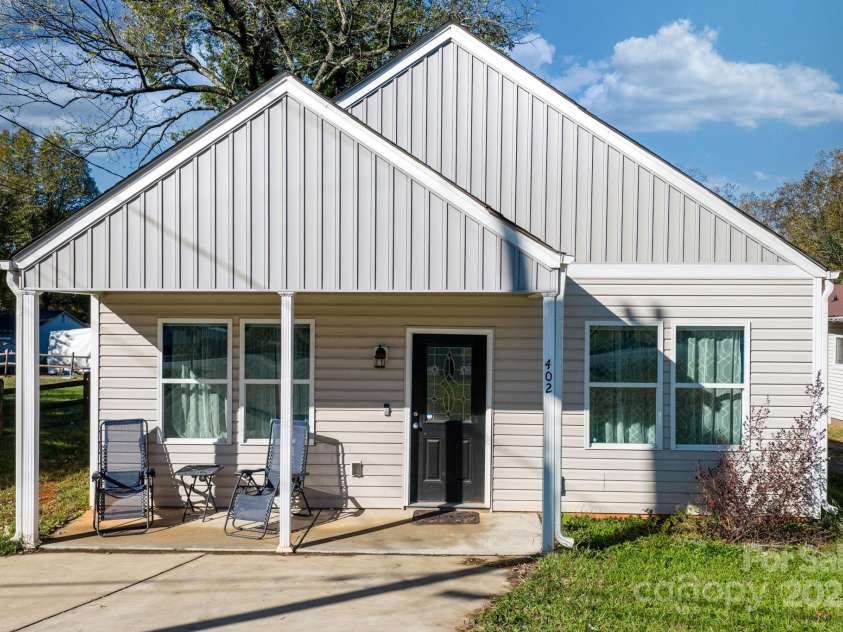 402 2nd Street, Hickory, NC 28602.  MLS# CAR4304889, YatesRealty ID 383. 
