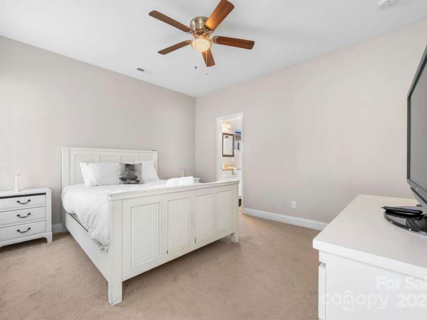 402 2nd Street, Hickory, NC 28602.  MLS# CAR4304889, YatesRealty ID 383. 