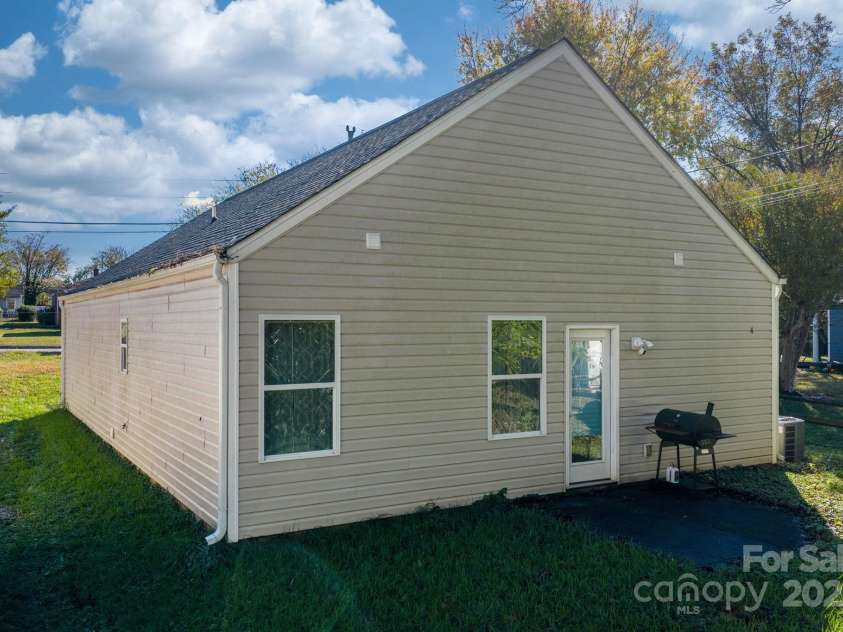 402 2nd Street, Hickory, NC 28602.  MLS# CAR4304889, YatesRealty ID 383. 