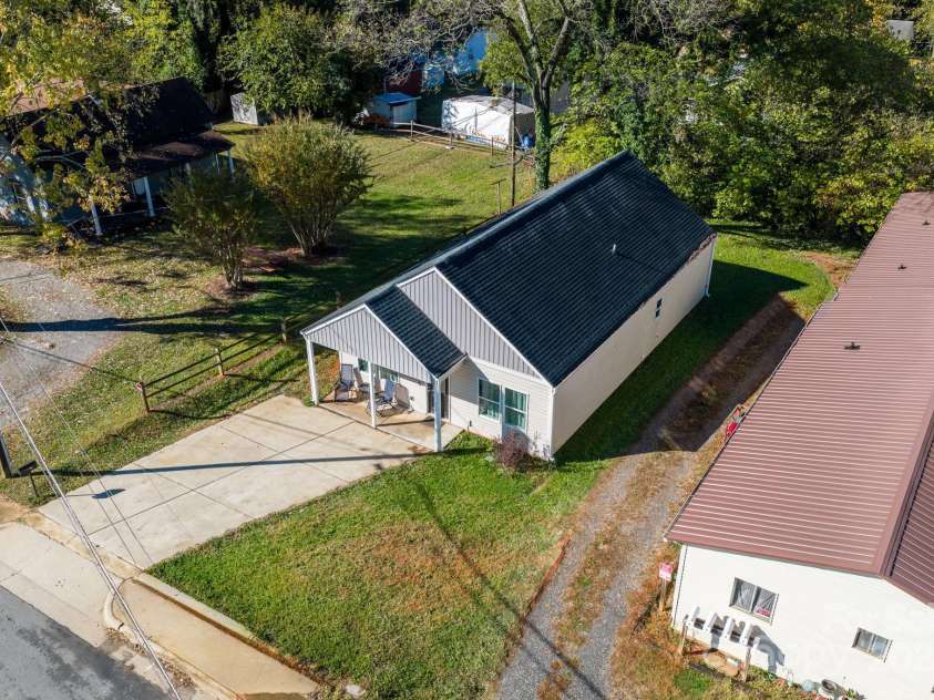 402 2nd Street, Hickory, NC 28602.  MLS# CAR4304889, YatesRealty ID 383. 