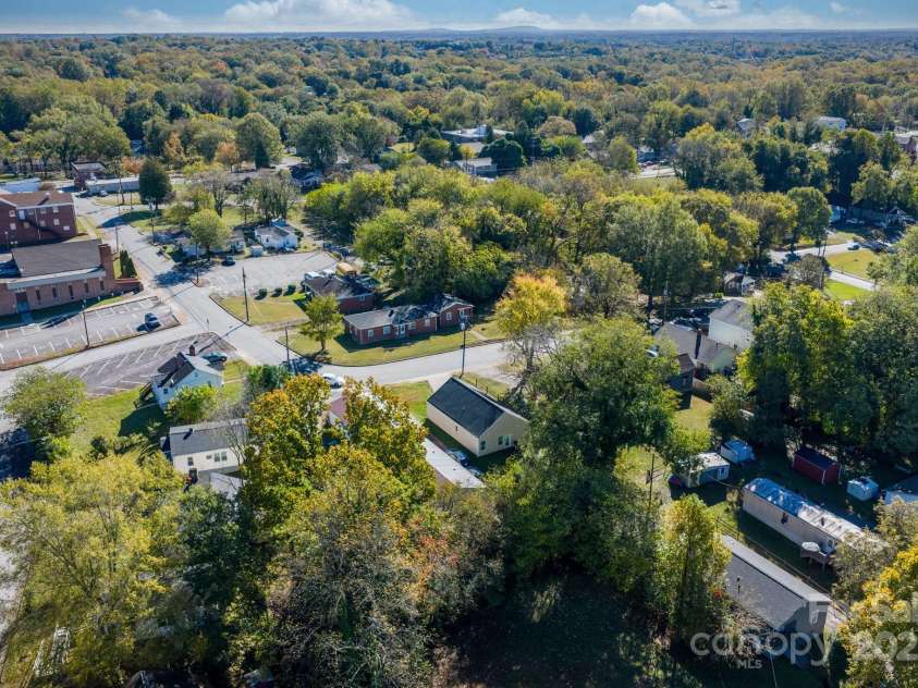 402 2nd Street, Hickory, NC 28602.  MLS# CAR4304889, YatesRealty ID 383. 