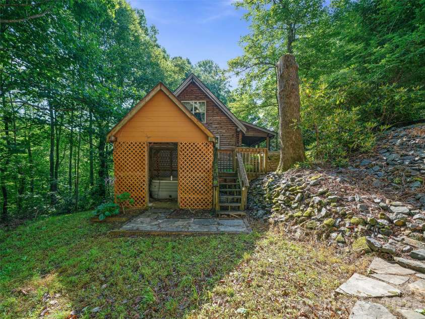 284 Simmons Ridge Road, Bakersville, NC 28705.  MLS# CAR4404444, YatesRealty ID 38302. 