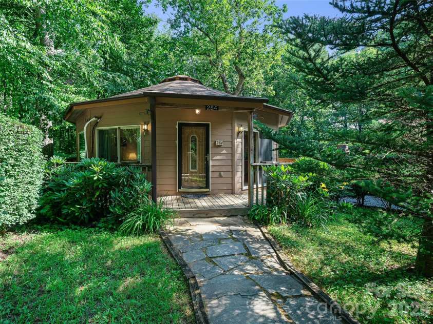 284 Simmons Ridge Road, Bakersville, NC 28705.  MLS# CAR4404444, YatesRealty ID 38302. 