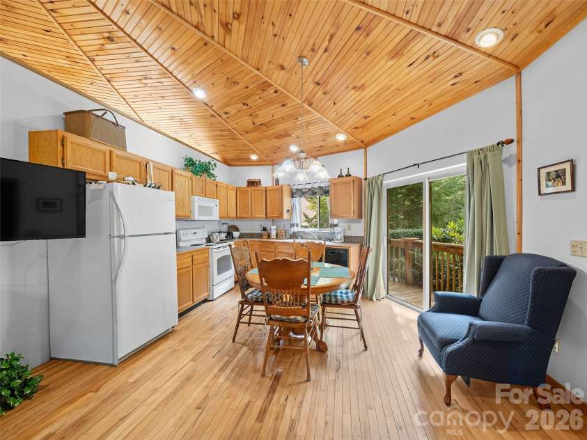 284 Simmons Ridge Road, Bakersville, NC 28705.  MLS# CAR4404444, YatesRealty ID 38302. 