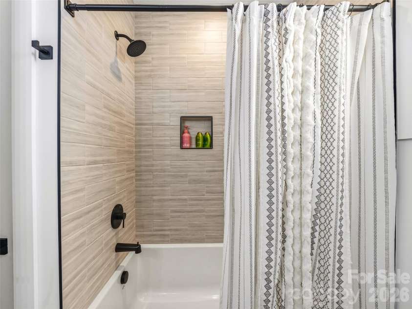 181 Byron Forest Drive, Horse Shoe, NC 28742.  MLS# CAR4400079, YatesRealty ID 38308. Tile tub/shower