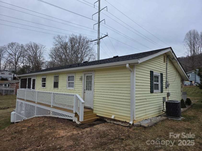 26 Azalea Road, Arden, NC 28704.  MLS# CAR4333290, YatesRealty ID 3831. 