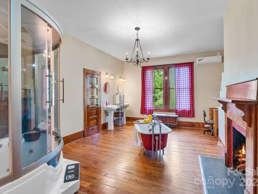 305 Ficker Circle, Hendersonville, NC 28739.  MLS# CAR4240043, YatesRealty ID 3831. Extra-large second-floor bath.