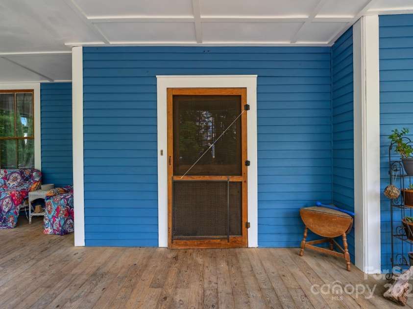 305 Ficker Circle, Hendersonville, NC 28739.  MLS# CAR4240043, YatesRealty ID 3831. Front entrance