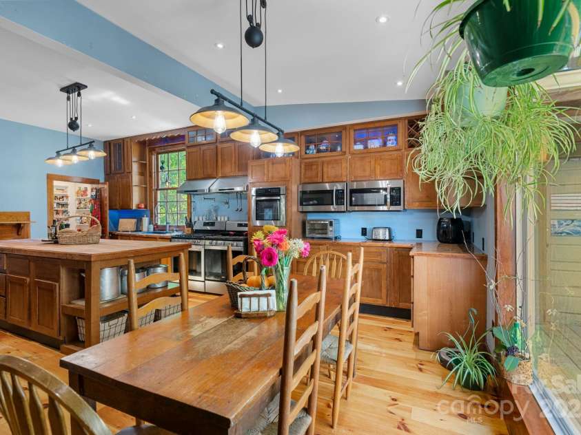 305 Ficker Circle, Hendersonville, NC 28739.  MLS# CAR4240043, YatesRealty ID 3831. Kitchen seating.