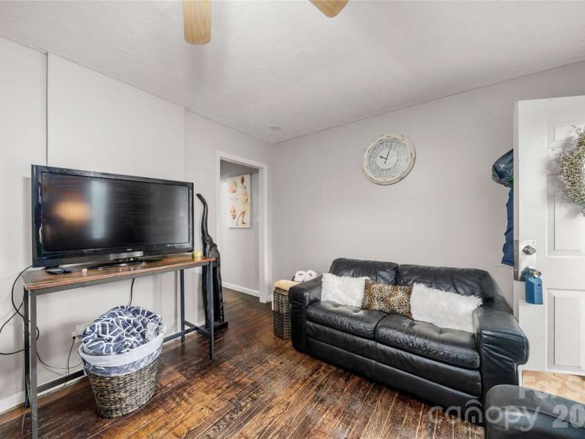 8 Linda Vista Drive, Asheville, NC 28806.  MLS# CAR4354741, YatesRealty ID 3831. 