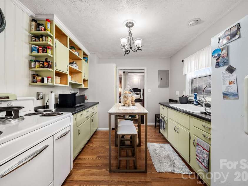 8 Linda Vista Drive, Asheville, NC 28806.  MLS# CAR4354741, YatesRealty ID 3831. 