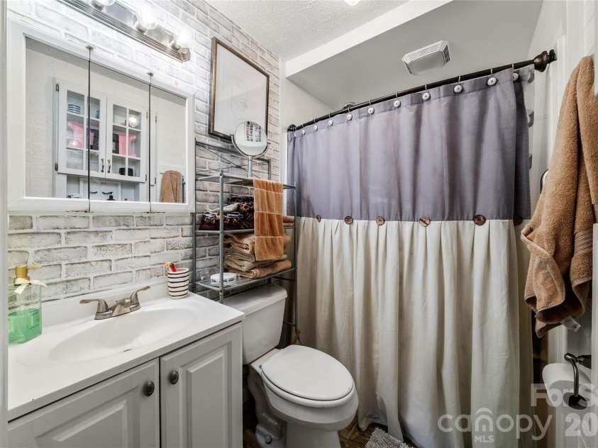 8 Linda Vista Drive, Asheville, NC 28806.  MLS# CAR4354741, YatesRealty ID 3831. 