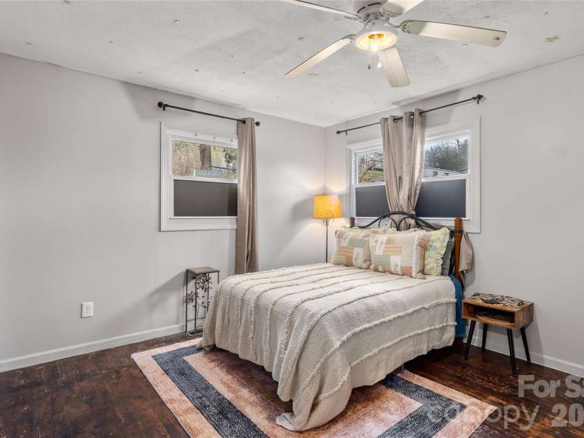 8 Linda Vista Drive, Asheville, NC 28806.  MLS# CAR4354741, YatesRealty ID 3831. 