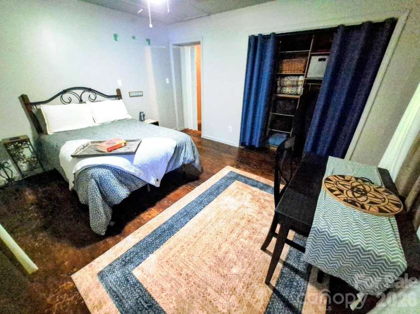 8 Linda Vista Drive, Asheville, NC 28806.  MLS# CAR4354741, YatesRealty ID 3831. 