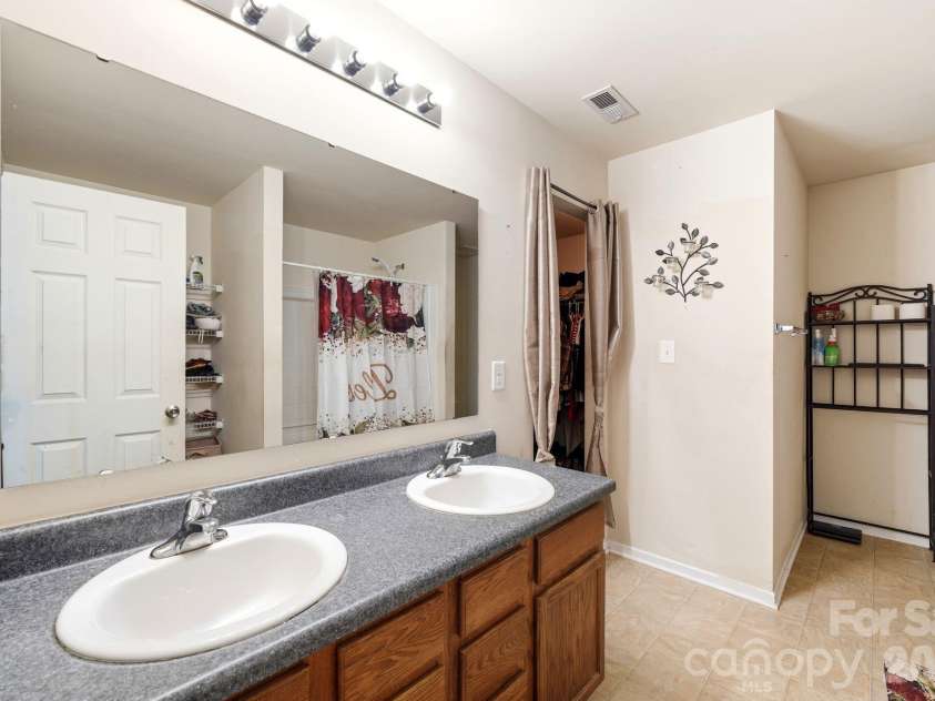 4411 Palustris Court, Charlotte, NC 28269.  MLS# CAR4403612, YatesRealty ID 38311. 