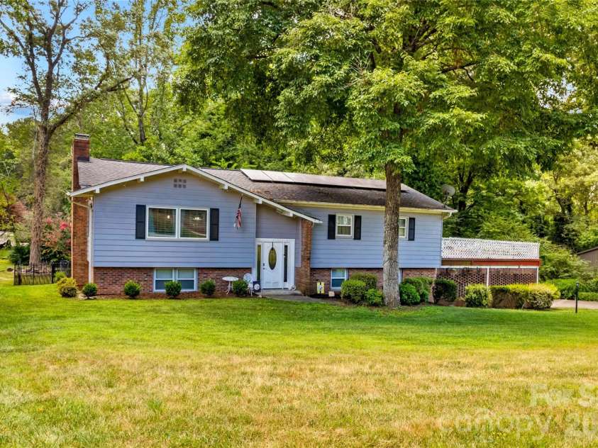 1130 24th Avenue Place, Hickory, NC 28601.  MLS# CAR4403381, YatesRealty ID 38314. 