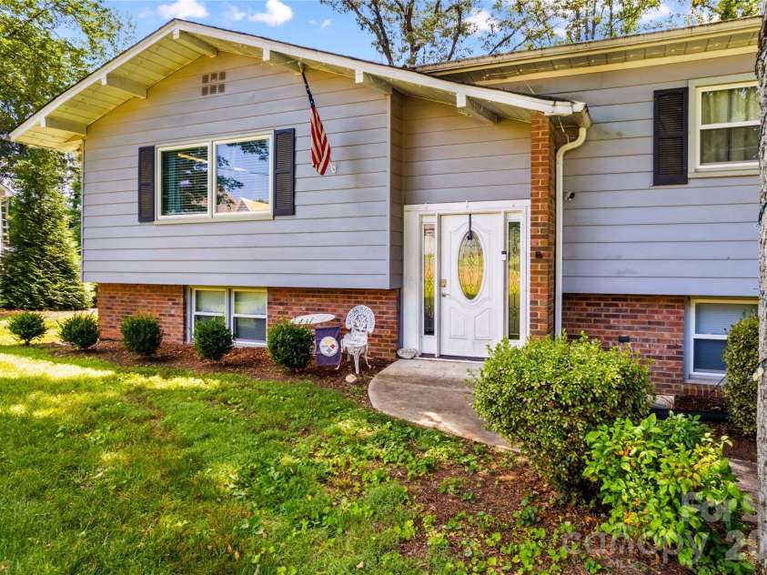 1130 24th Avenue Place, Hickory, NC 28601.  MLS# CAR4403381, YatesRealty ID 38314. 