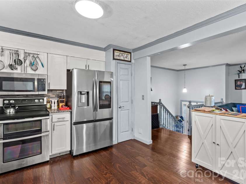 1130 24th Avenue Place, Hickory, NC 28601.  MLS# CAR4403381, YatesRealty ID 38314. 